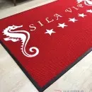 Kırmızı zeminli beyaz logolu paspas P4534