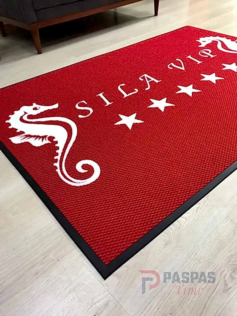 Kırmızı zeminli beyaz logolu paspas P4534