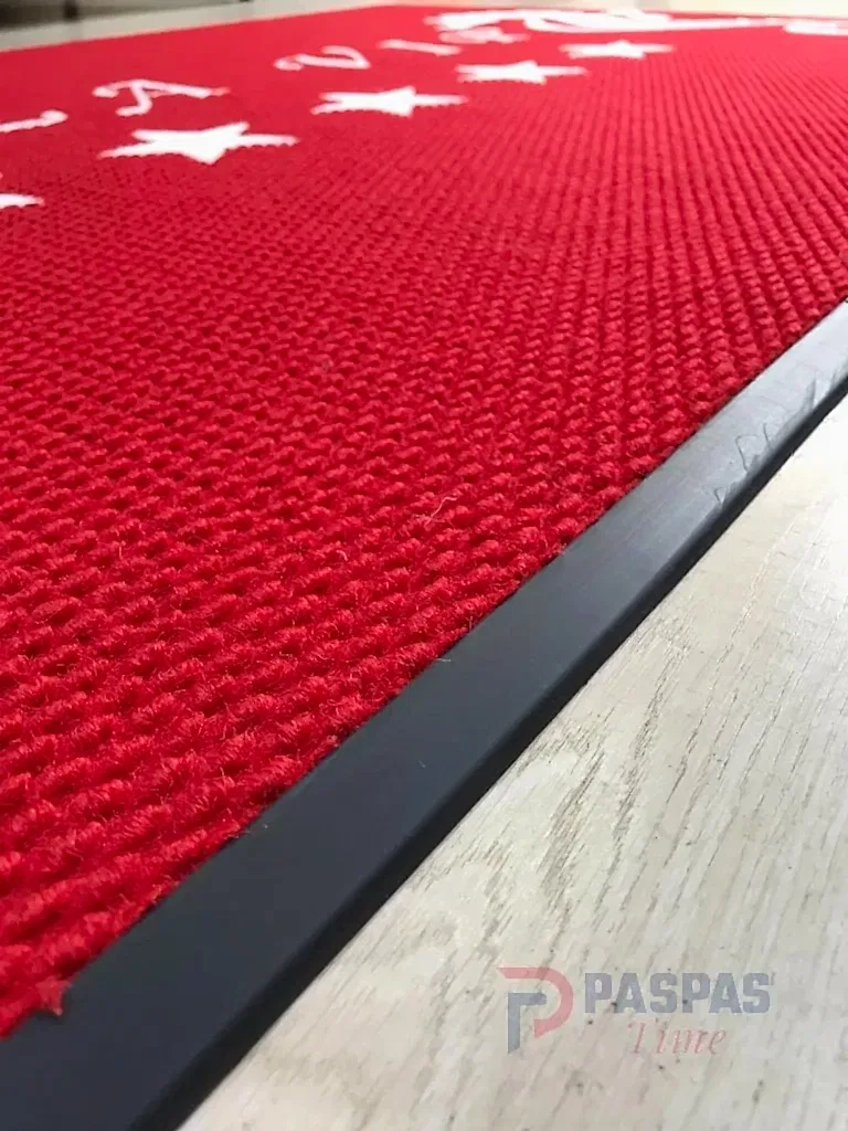 Kırmızı zeminli beyaz logolu paspas P4534