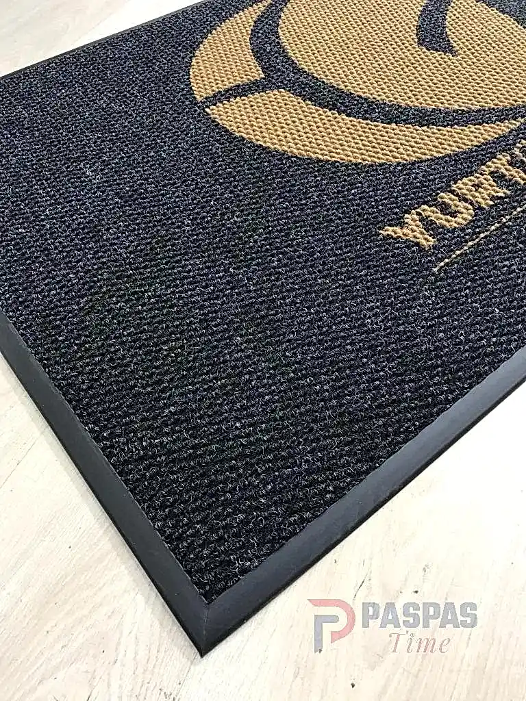Siyah zeminli gold logolu paspas P4891