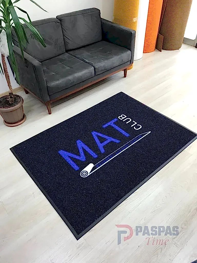 Siyah zeminli mavi logolu paspas P4905