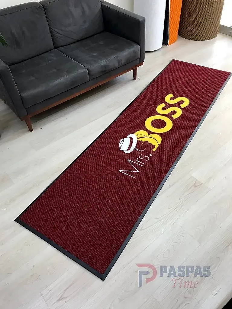 Bordo zeminli sarı logolu paspas P4932