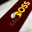 Bordo zeminli sarı logolu paspas P4932