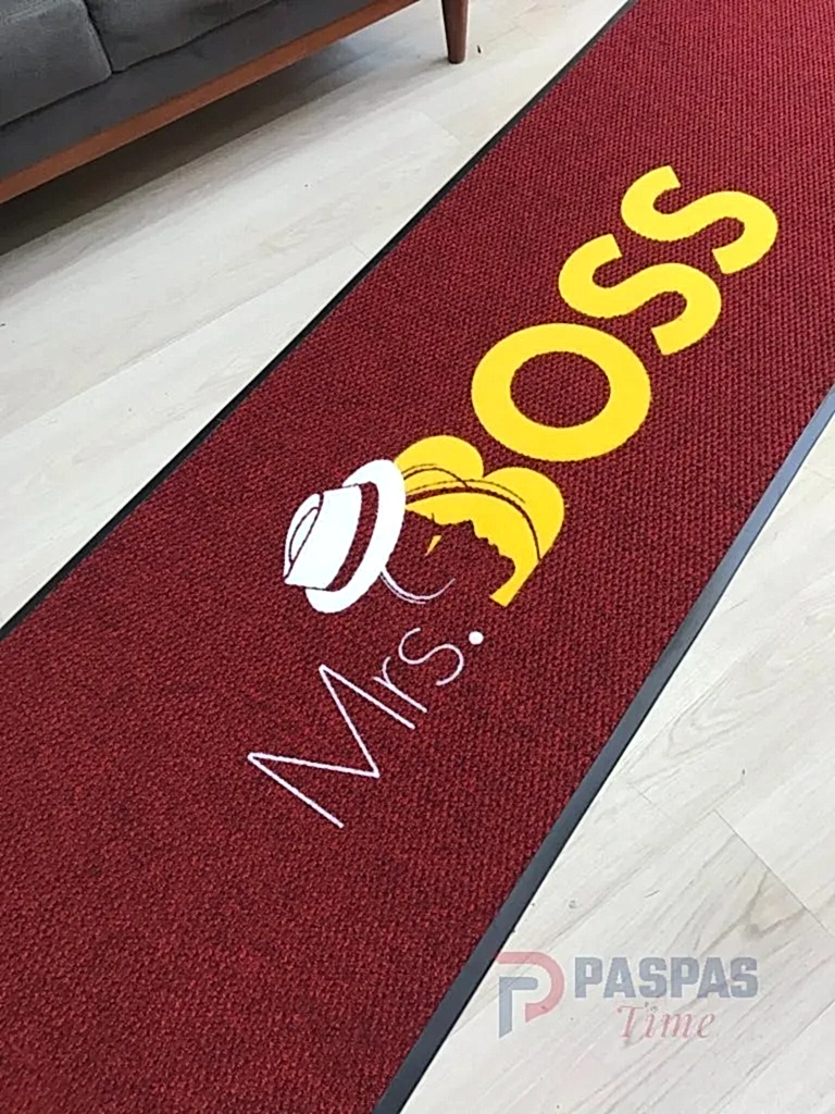 Bordo zeminli sarı logolu paspas P4932