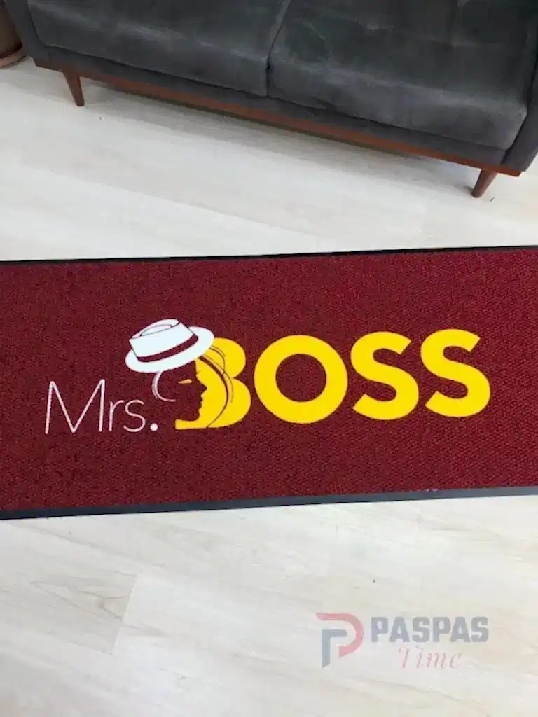 Bordo zeminli sarı logolu paspas P4932
