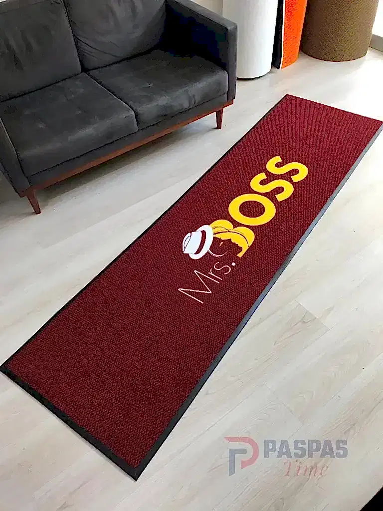 Bordo zeminli sarı logolu paspas P4932