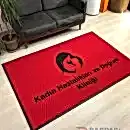 Kırmızı zeminli siyah logolu paspas P5067