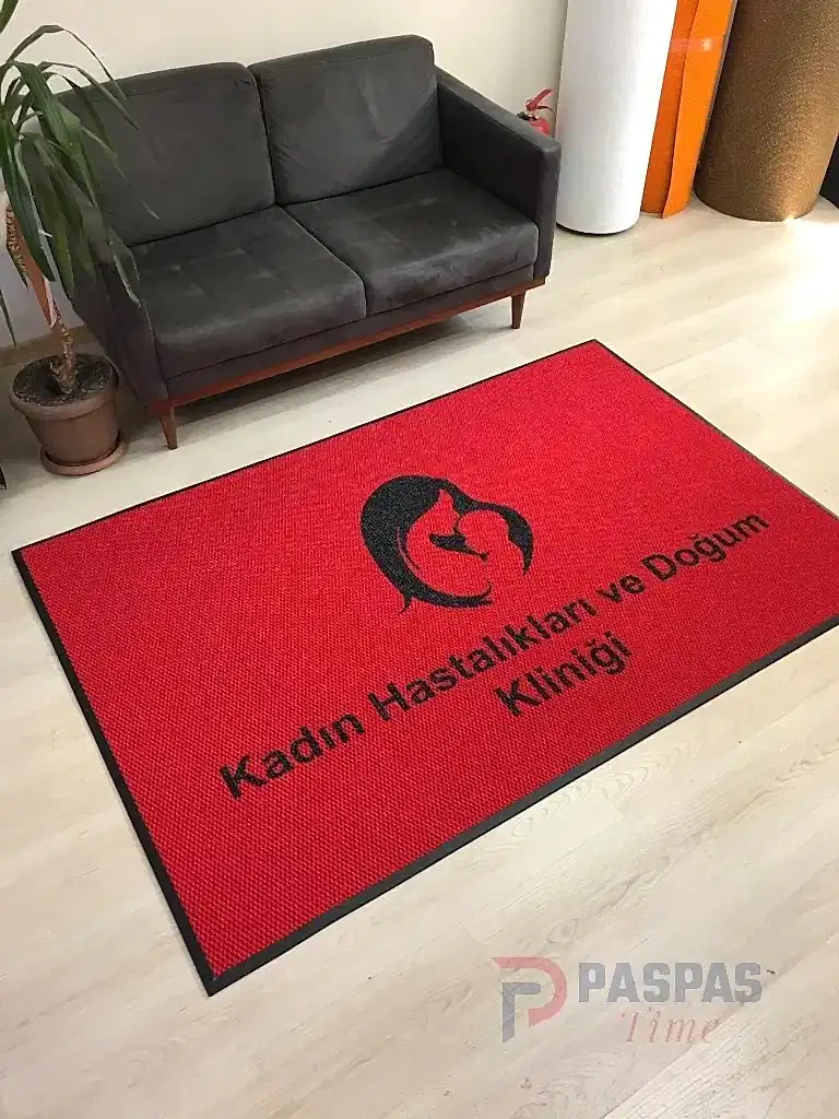 Kırmızı zeminli siyah logolu paspas P5067
