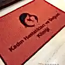 Kırmızı zeminli siyah logolu paspas P5067
