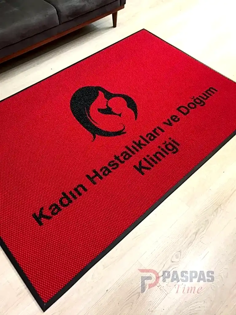 Kırmızı zeminli siyah logolu paspas P5067
