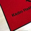 Kırmızı zeminli siyah logolu paspas P5067