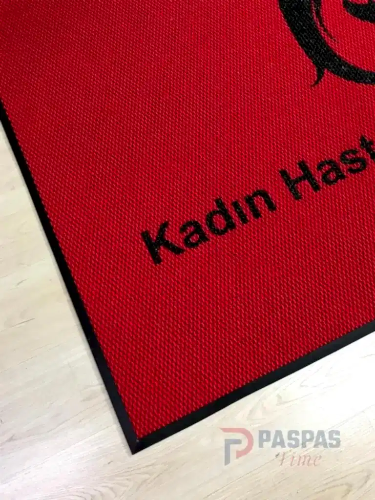 Kırmızı zeminli siyah logolu paspas P5067