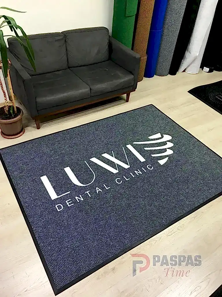Gri zeminli beyaz logolu paspas P7328