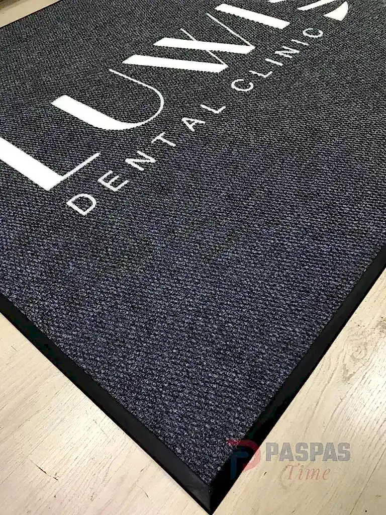 Gri zeminli beyaz logolu paspas P7328