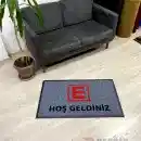 E logolu gri zeminli kırmzı siyah logolu paspas P7442