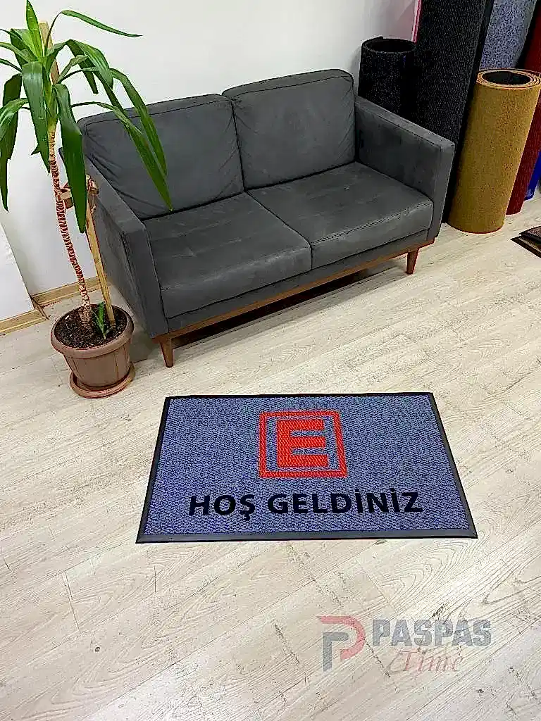 E logolu gri zeminli kırmzı siyah logolu paspas P7442