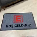 E logolu gri zeminli kırmzı siyah logolu paspas P7442