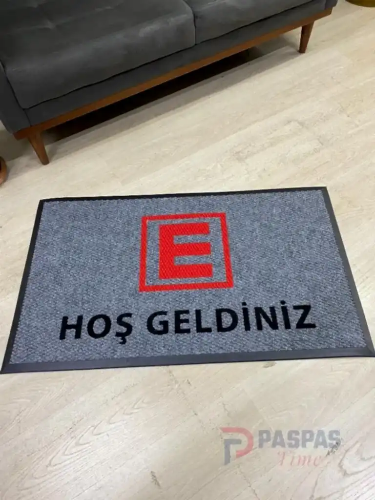 E logolu gri zeminli kırmzı siyah logolu paspas P7442