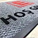 E logolu gri zeminli kırmzı siyah logolu paspas P7442