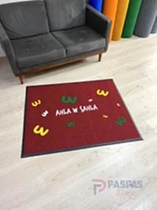 Bordo zeminli sarı yeşil beyaz logolu paspas P7844