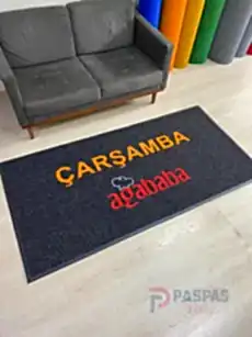 Siyah zeminli turuncu kırmızı logolu paspas P7847