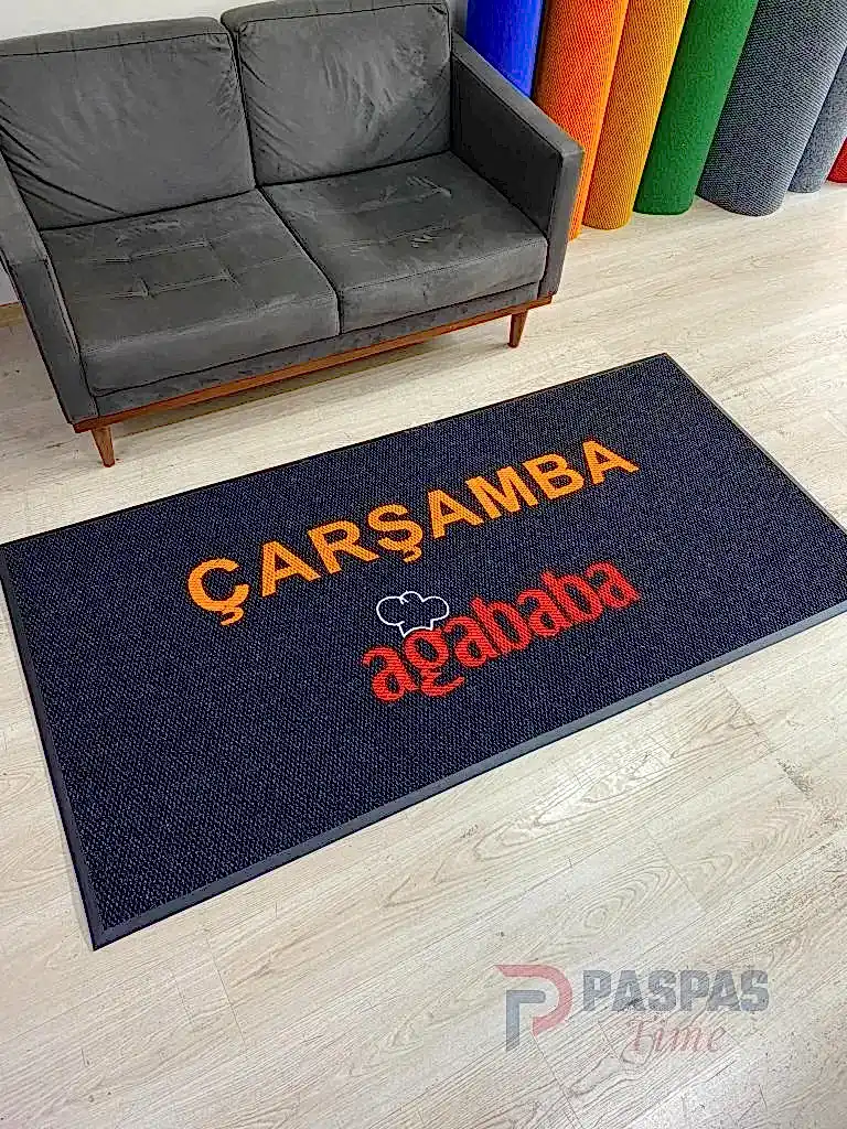 Siyah zeminli turuncu kırmızı logolu paspas P7847